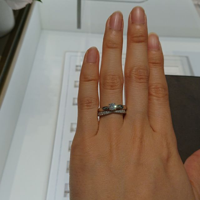 【ティファニー(Tiffany & Co.)の口コミ】 ダイヤが4点留めで、ダイヤに向かい少し細くなっており、ダイヤが大きく見…