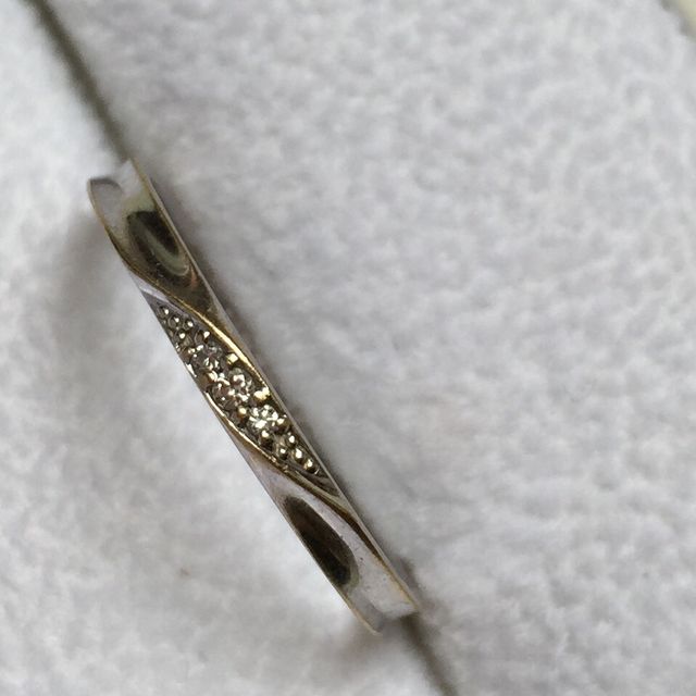 【ESTELLE(エステール)の口コミ】 購入の決め手は、一番にお手頃な価格だったことです。
結婚指輪を毎日つけ…