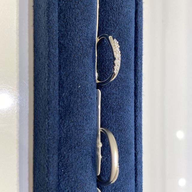 【4℃ BRIDAL(ヨンドシーブライダル)の口コミ】 女性用はダイヤモンドがたくさん入っていて、中央から両端に向けてサイズ…