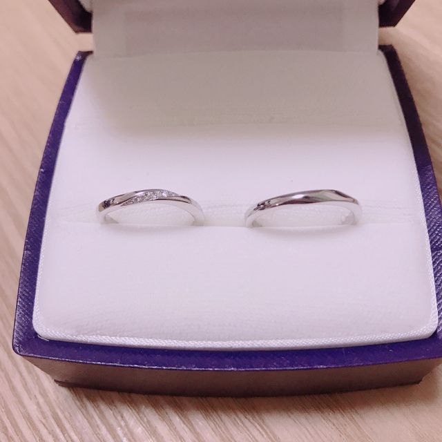 【俄(にわか)の口コミ】 ウェーブのデザインで、指輪の一部にダイアモンドが埋め込まれていて、可…