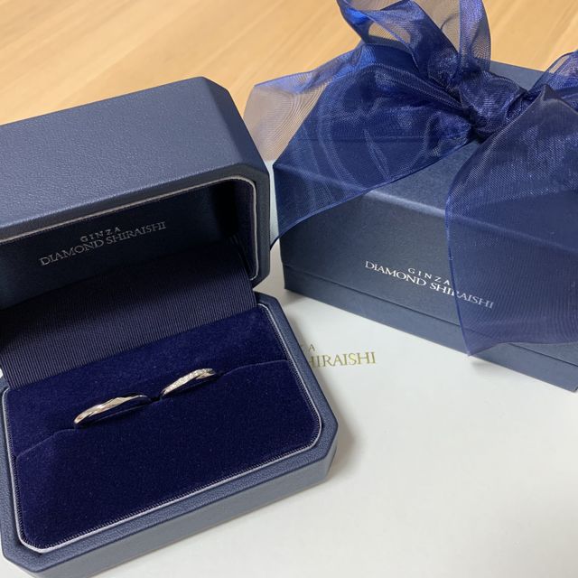 【銀座ダイヤモンドシライシの口コミ】 男女ともに手に馴染み、指が綺麗に見えるウェーブのデザインに絞り、いく…