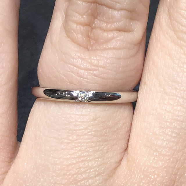 【ラザール ダイヤモンド(LAZARE DIAMOND)の口コミ】 1石のストレートリングで探していて、このリングはダイヤの留め方が珍しく…