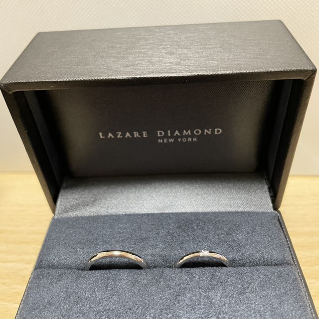 【ラザール ダイヤモンド(LAZARE DIAMOND)の口コミ】 1石でストレートのリングを探していました。どのブランドも同じようなリン…