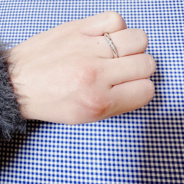 【4℃ BRIDAL(ヨンドシーブライダル)の口コミ】 石が飛び出たようなデザインの婚約指輪は
付けるのにためらいそうなのでこ…