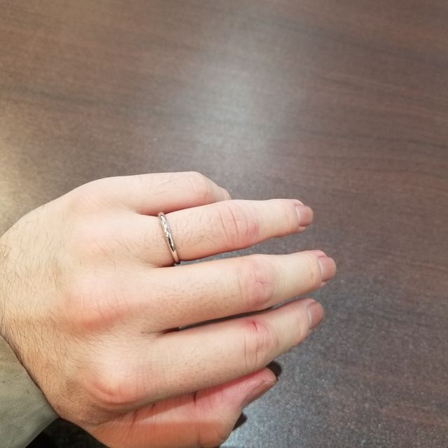 【俄(にわか)の口コミ】 娘の名前と俄の指輪の名前が似てたので購入しました。
あと自分の手が男性…