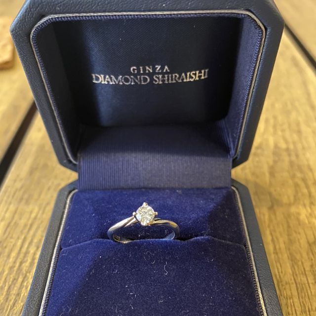 【銀座ダイヤモンドシライシの口コミ】 デザインが気に入った。二人の手が合わさったようなデザインで、これから…
