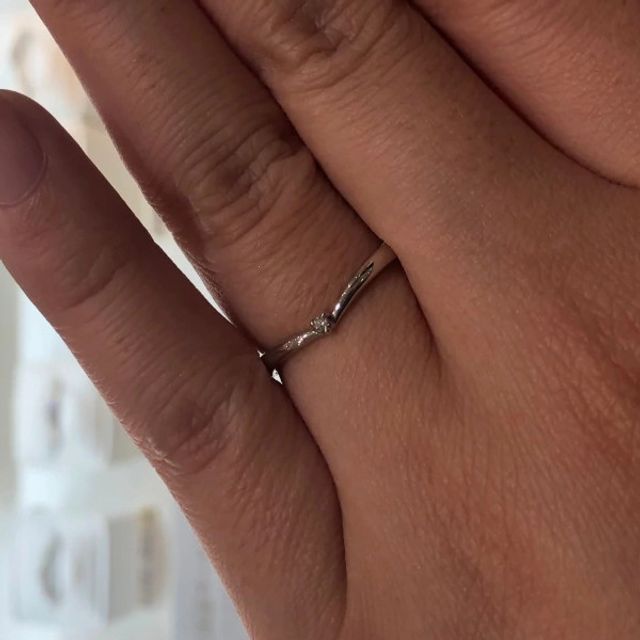 【サマンサティアラブライダル(Samantha Tiara Bridal)の口コミ】 細身のV字ラインが華奢な印象で指が細く長く見えます。可愛らしい印象があ…