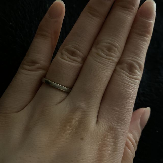 【カルティエ(Cartier)の口コミ】 ダイヤがついているものと悩みましたが、シンプルかつスタイリッシュなも…