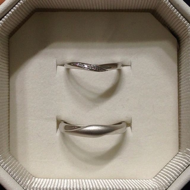 【4℃ BRIDAL(ヨンドシーブライダル)の口コミ】 婚約指輪に合うものを探していたところ、ぴったりだったため。
左側にダイ…