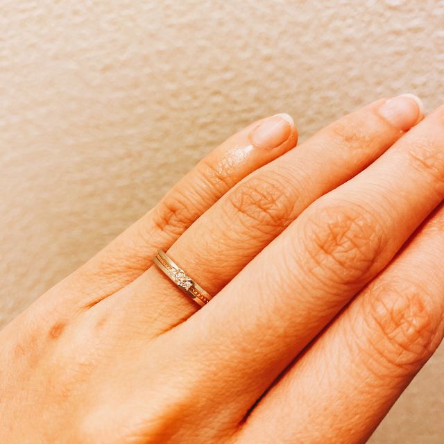 【アイプリモ(I-PRIMO)の口コミ】 結婚指輪にしては珍しい綺麗なゴールドのラインが入っている点に強く惹か…