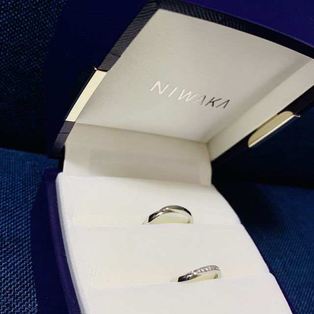 【俄(にわか)の口コミ】 二人の指の形がとても似ていて、特に主人の指が細いため、指輪のデザイン…