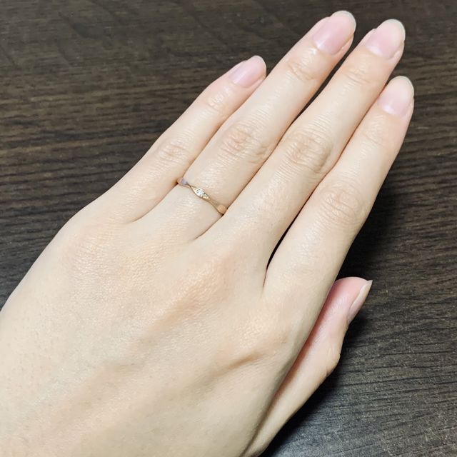 【Ankhore(アンクオーレ)の口コミ】 細身、S字、V字、ピンクゴールドが好みで指輪を探していました。
お店で選…