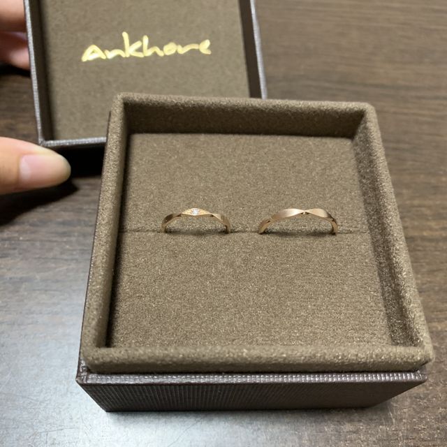 【Ankhore(アンクオーレ)の口コミ】 細身、S字、V字、ピンクゴールドが好みで指輪を探していました。
お店で選…