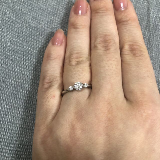 【WATANABE / 卸商社直営　渡辺の口コミ】 ダイヤが浮いているように見えるデザインを探していました！その理由は、…