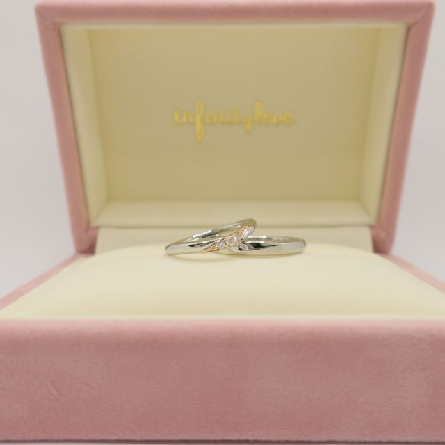 【infinitylove(インフィニティラヴ)の口コミ】 プラチナ部分とダイヤ部分のコントラストがハッキリしている事で小さい面…