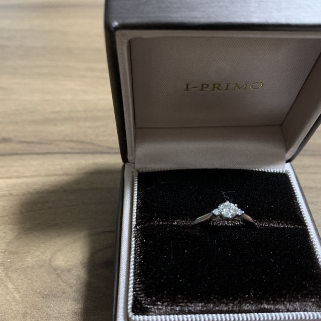 【アイプリモ(I-PRIMO)の口コミ】 王道のダイヤが中央に1つのデザインとすごく悩みましたが、気になるもの全…