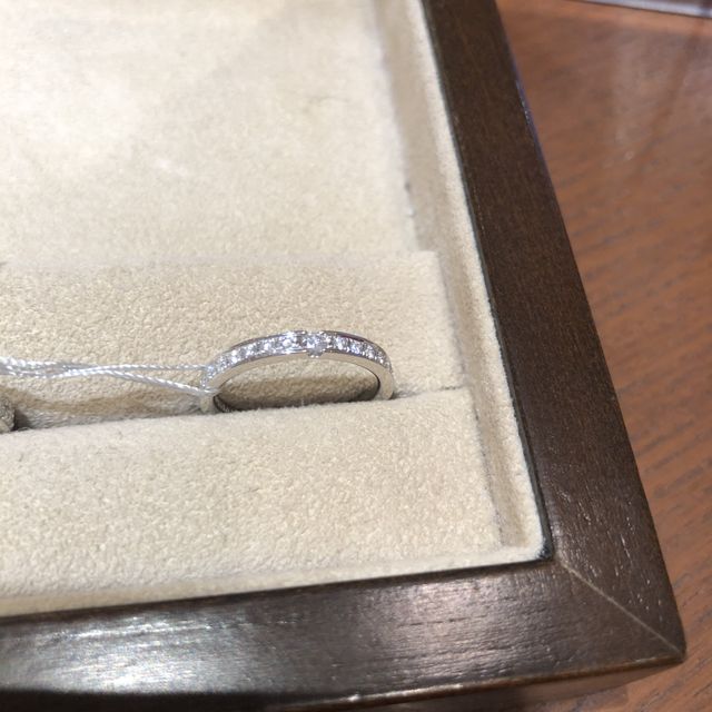 【TRECENTI(トレセンテ)の口コミ】 とにかくつけ心地がいいところ。
また、真ん中のダイヤが大きくなっている…