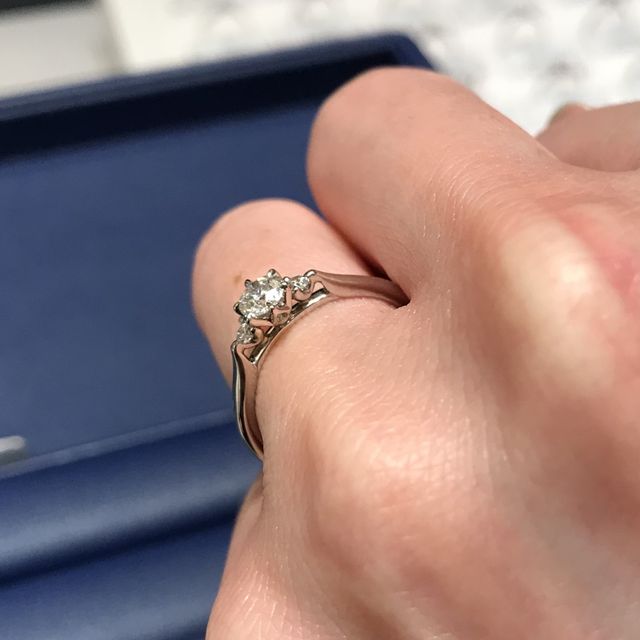 【銀座ダイヤモンドシライシの口コミ】 正面にメインのダイヤモンド、両側にメレダイヤ2つという一般的なデザイン…