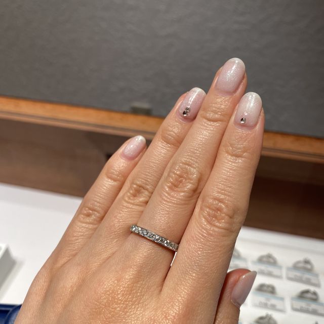 【銀座ダイヤモンドシライシの口コミ】 ハーフエタニティの結婚指輪です。一般的なハーフエタニティの指輪よりや…