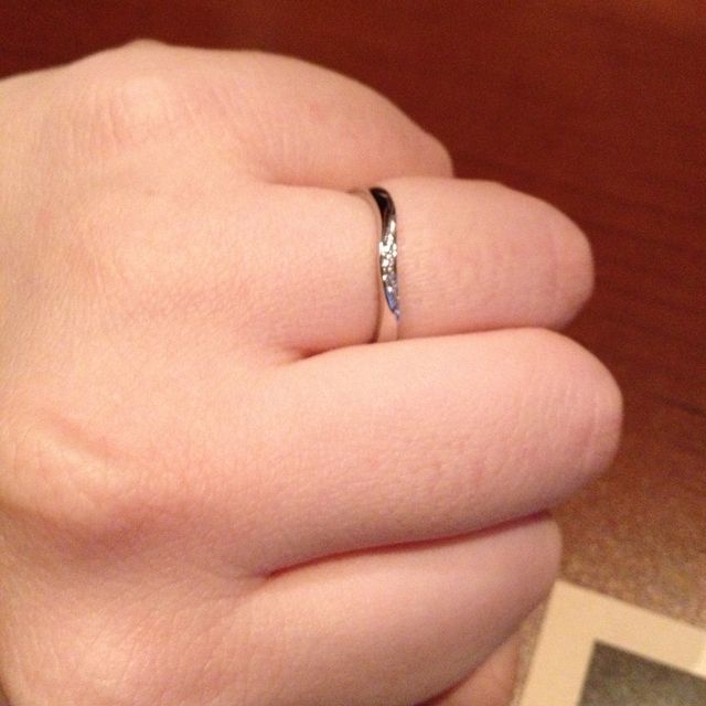 【4℃ BRIDAL(ヨンドシーブライダル)の口コミ】 指輪にくびれがあるデザインで、指をキレイに見せてくれるのが良かった。…