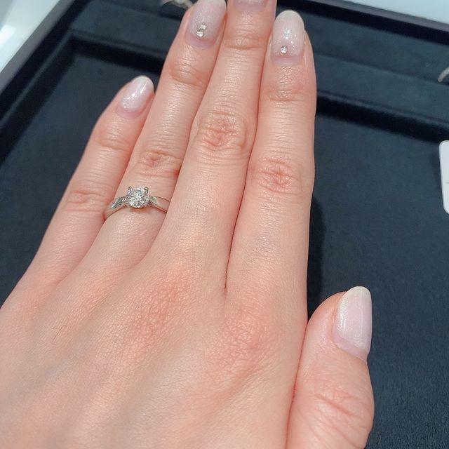 【ティファニー(Tiffany & Co.)の口コミ】 シンプルな一石タイプの婚約指輪を出していただきました。0.3カラットから…