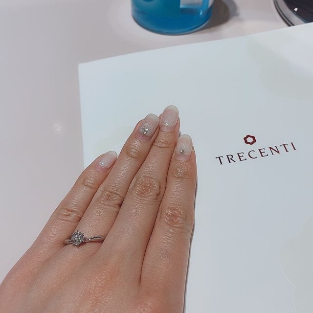 【TRECENTI(トレセンテ)の口コミ】 シンプルな一石タイプの婚活指輪を見せていただきました。４点留めのデザ…