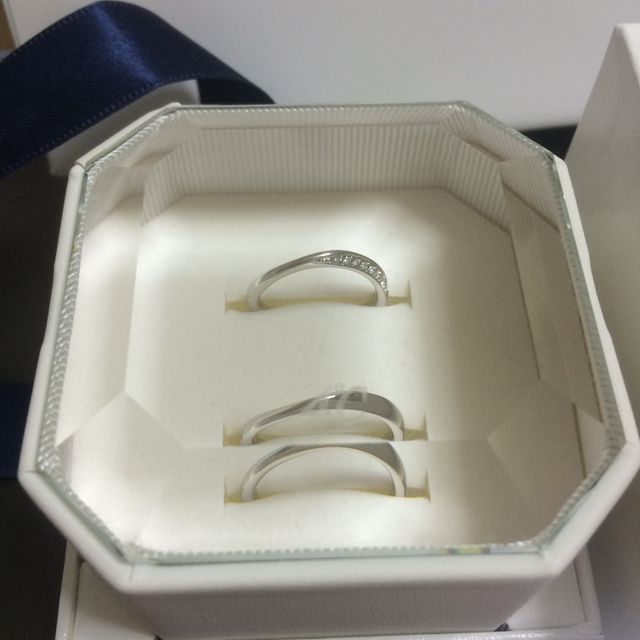 【4℃ BRIDAL(ヨンドシーブライダル)の口コミ】 指輪が短い方なので、細めでスタイリッシュなものを探していました。且つ…
