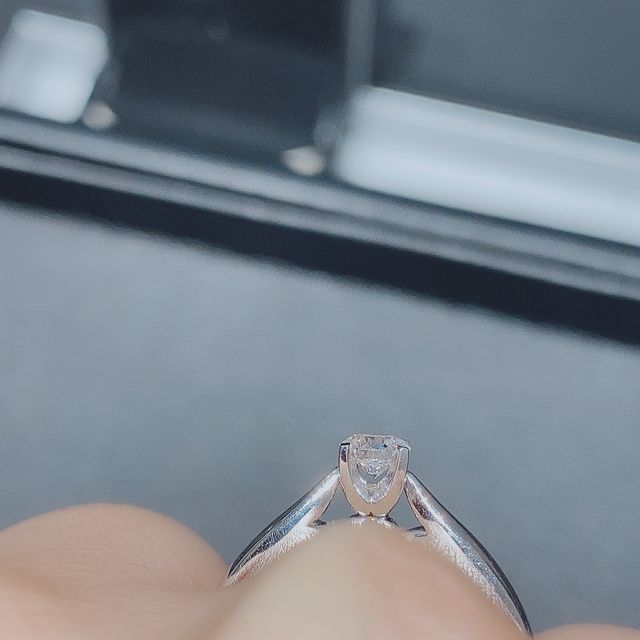 【エクセルコダイヤモンド(EXELCO DIAMOND)の口コミ】 一石タイプの婚約指輪を探していたので、写真のエクセルシアを出していた…