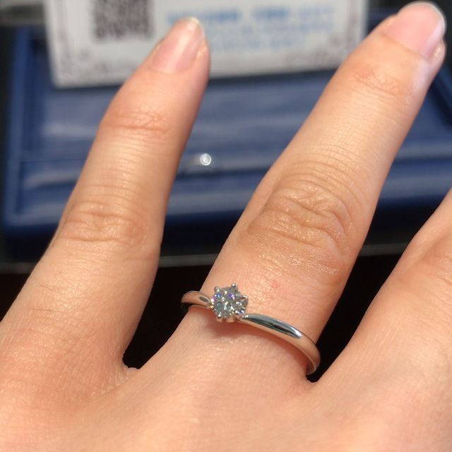【銀座ダイヤモンドシライシの口コミ】 価格は25万以内で、透明度が高く、輝きが虹色で美しかったことと、リング…