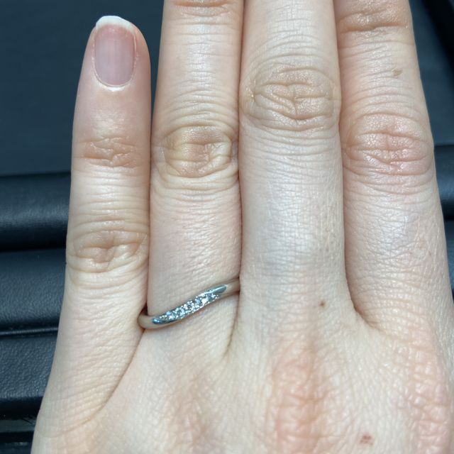 【ラザール ダイヤモンド(LAZARE DIAMOND)の口コミ】 指馴染みがよく、上品で可憐なデザインを探していました。
ウェーブデザイ…