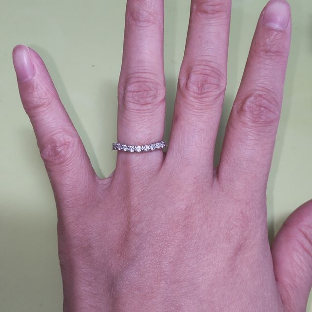 【美輪宝石の口コミ】 色々なエタニティリングを試しましたが、あまり細いのも寂しいのでそれな…
