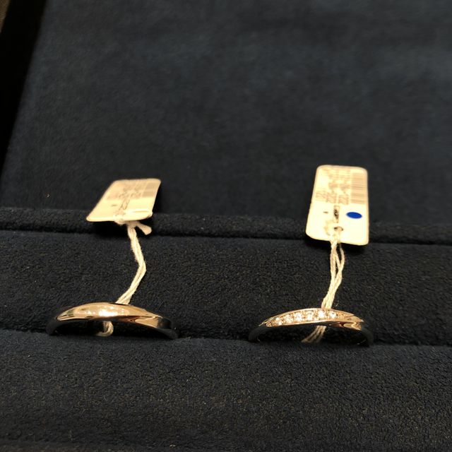 【4℃ BRIDAL(ヨンドシーブライダル)の口コミ】 斜めにダイヤの模様が入っているのが、さりげなくておしゃれだと思います…