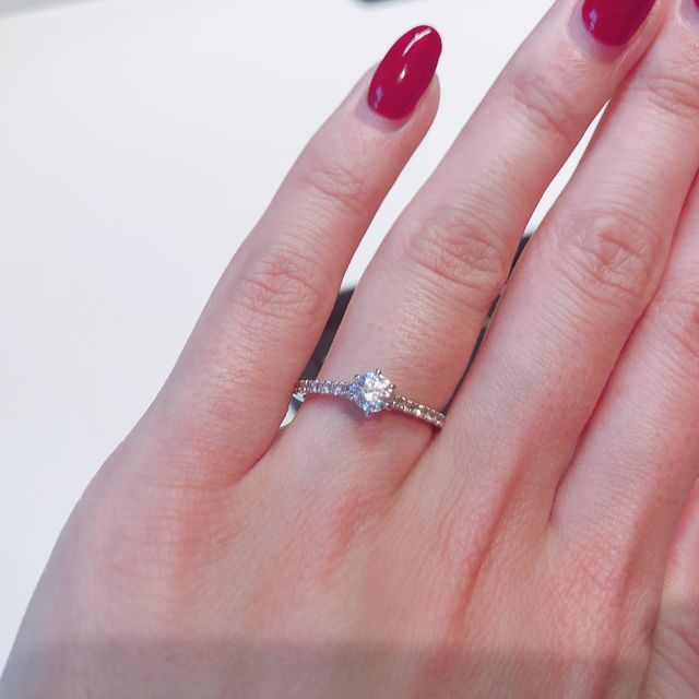 【BRILLIANCE+(ブリリアンスプラス)の口コミ】 ダブルリングをするためにエタニティリングの真ん中にダイヤがついている…