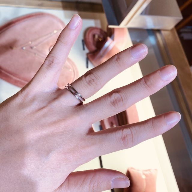 【グッチ(GUCCI)の口コミ】 婚約指輪返しで財布を探していてGUCCIに伺いました。
リングを見る予定は…