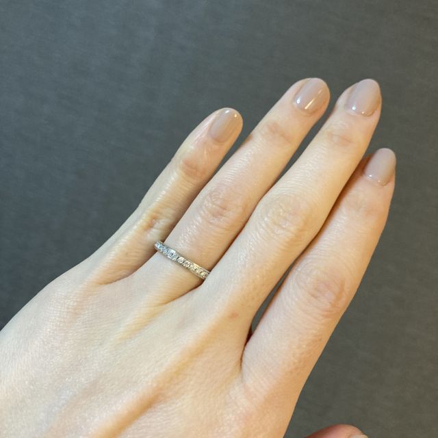 【4℃ BRIDAL(ヨンドシーブライダル)の口コミ】 ダイヤが一連の結婚指輪がよかったので、上品な輝きの指輪を選びました。…