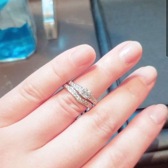 【ROYAL ASSCHER(ロイヤル・アッシャー)の口コミ】 ロイヤルアッシャーカットに惹かれ見せていただきました。指が太めなので…