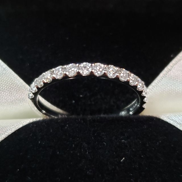 【エクセルコダイヤモンド(EXELCO DIAMOND)の口コミ】 試着したハーフエタニティリングの中で一番細身で美しくて一目惚れしまし…