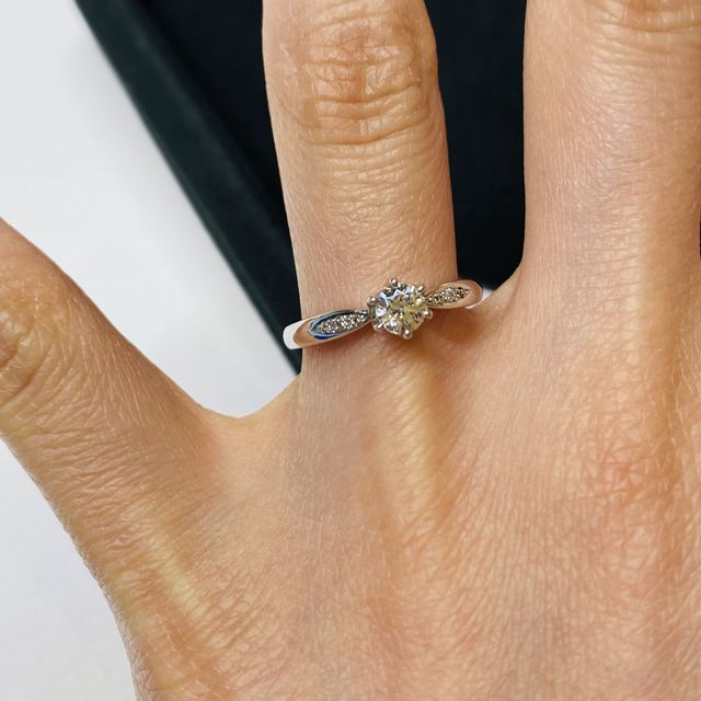 【BRILLIANCE+(ブリリアンスプラス)の口コミ】 リングもメレダイヤもストレートなので、どの指にも馴染みやすく違和感な…