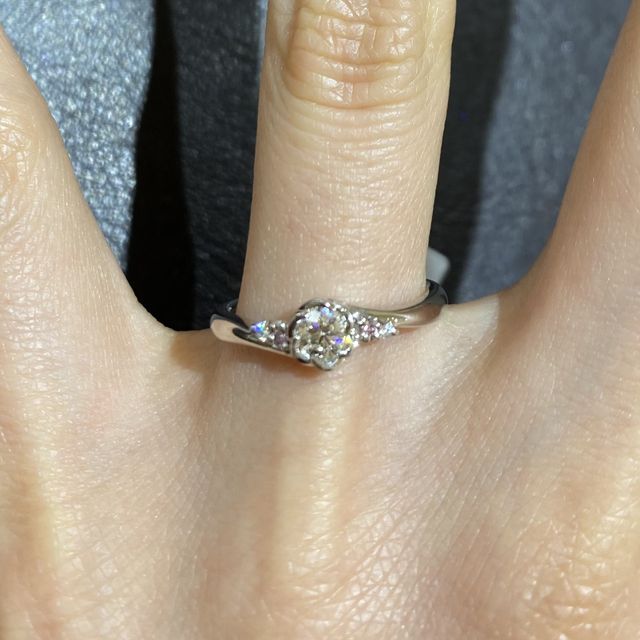 【TRECENTI(トレセンテ)の口コミ】 真ん中のダイヤの部分がお花のフレームになっているのでとても可愛いデザ…