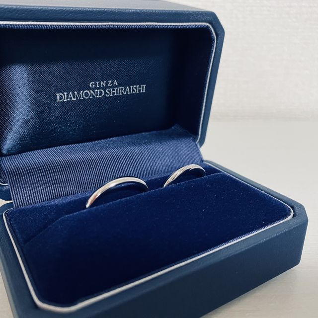 【銀座ダイヤモンドシライシの口コミ】 指輪の内側に入れれる内容の豊富さ！石、文字の書体色々と選べて良かった…