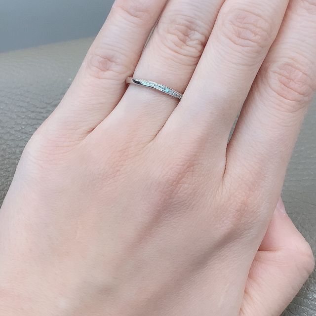 【銀座ダイヤモンドシライシの口コミ】 私は細身で斜めにストーンが入っている指輪を探していました。ここの指輪…