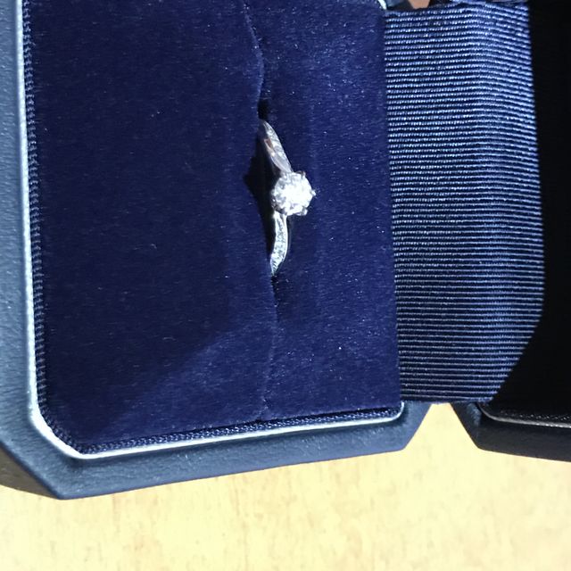 【銀座ダイヤモンドシライシの口コミ】 指輪のデザインを非常に気に入ったためです。
結婚指輪のデザインとも合う…