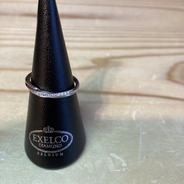 【エクセルコダイヤモンド(EXELCO DIAMOND)の口コミ】 　婚約指輪は、仕事に疲れたとき指輪の輝きをみて癒されるデザインのもの…