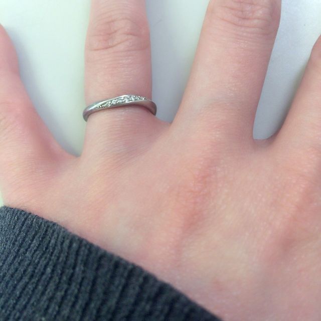 【MAISON JEWELL(メゾンジュエル)の口コミ】 私の方はウェーブデザインにダイヤモンドがついた物、主人の方はとにかく…