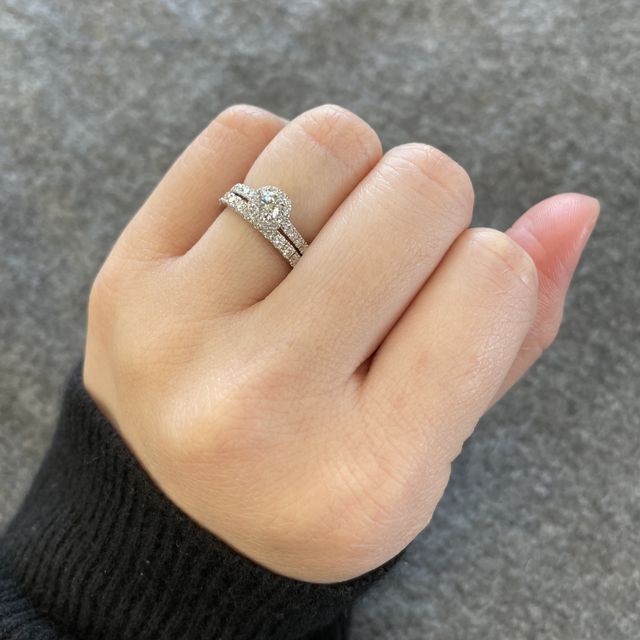 【MAGNOLIA WHITE JEWELRY(マグノリアホワイトジュエリー)の口コミ】 婚約指輪も結婚指輪も重ね付け使いやすいデザインで探していて、価格も他…