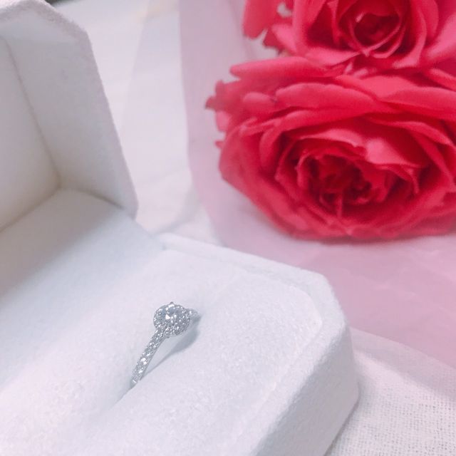 【MAGNOLIA WHITE JEWELRY(マグノリアホワイトジュエリー)の口コミ】 メインは、大きなダイヤに小さなダイヤが1周しているとても輝かしいデザイ…