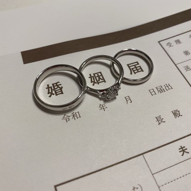 【俄(にわか)の口コミ】 とにかくシンプルなもの、婚約指輪との重ね付けが綺麗にできるものが良か…