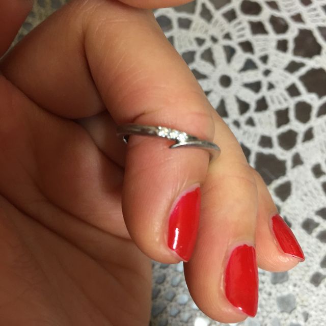 【アイプリモ(I-PRIMO)の口コミ】 少しV字風に見えるデザインが指を綺麗に見せてくれたので気に入りました。…