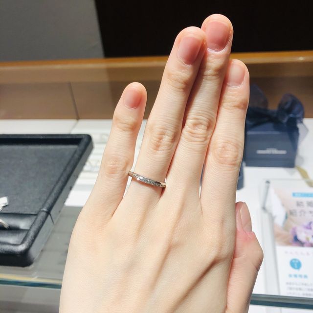 【エクセルコダイヤモンド(EXELCO DIAMOND)の口コミ】 緩やかなウェーブになっているのでつけてみると手が綺麗に見えて、フィッ…