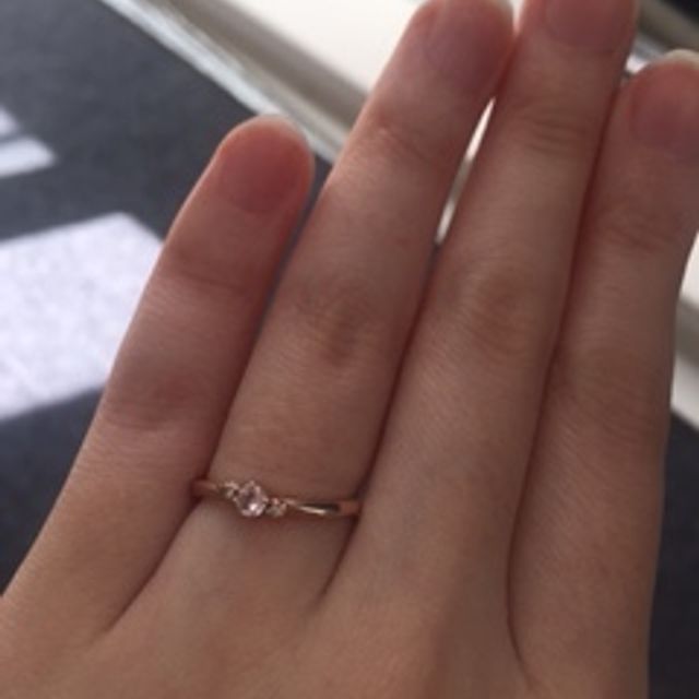 【4℃ BRIDAL(ヨンドシーブライダル)の口コミ】 色味がゴールドとピンクゴールドの間くらいで、上品な印象で他にはないも…